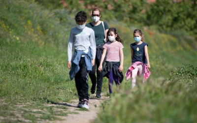 Una família passejant pel Parc Catalunya | Roger Benet